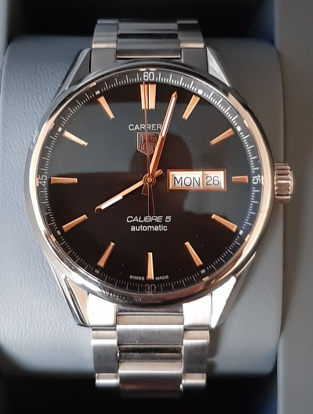 שעון טאג הוייר TAG HEUER קליבר 5 CALIBRE . מנגנון אוטומטי, לוח שחור ספרות ומחוגים צבע זהב. עמיד 