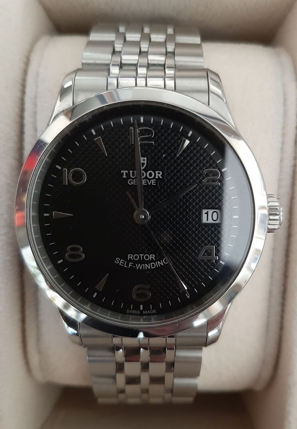 שעון יוקרתי חברת טודור TUDOR תוצרת שווייץ. דגם שנת 2018, זכוכית ספיר, עמיד למים עד 100 מטר 