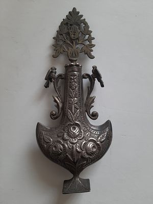 כחל ישן מאד גדול יחסית עשוי כסף ( כסף נבדק ). עיצוב יפיפה עם צמחים וציפורים. במכסה / ידית חמסה 