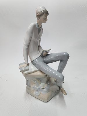 פיגורה פורצלן גדולה - נער מתפלל תוצרת לדרו LLADRO ספרד. גובה 28 ס"מ. מצב מושלם. חתום.