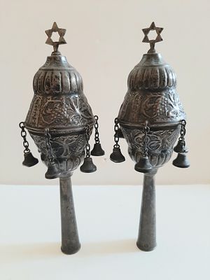 זוג רימונים ישן לספר תורה עשויים כסף. משקל 280 גרם. גובה כ 25.5 ס"מ. מצב טוב.