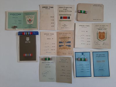 אוסף 8 תעודות של אותות מלחמה ( אות מלחמה ) מטעם משרד הבטחון מדינת ישראל. ל 5 תעודות מצורף האות. 