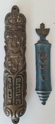 לוט 2 מזוזות ישנות וינטג' מברונזה. מזוזה 13.7 ס"מ ו 9.5 ס"מ.