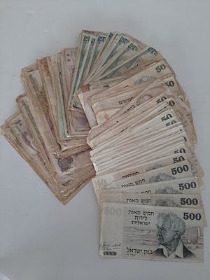 אוסף של מעל 140 שטרות ישראל במצבים משומשים.