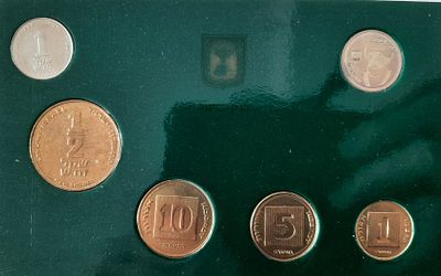 סט מטבעות עם מטבע מיוחד עם דמותו הרמב"ם. בהנפקת בנק ישראל. מטבעות במצב חדש.