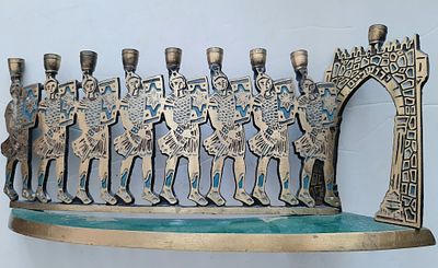 חנוכיה וינטג' עשויה ברונזה. מוטיב המכבים. גובה כ 13.5 ס"מ רוחב כ 28 ס"מ. תוצרת ישראל. מצב טוב מאד