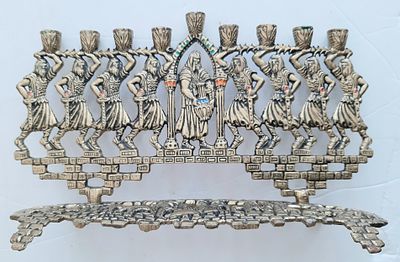 חנוכיה וינטג' עשויה ברונזה. מוטיב המכבים. גובה כ 16 ס"מ רוחב כ 26 ס"מ. תוצרת ישראל. מצב טוב 