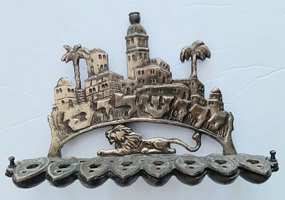 חנוכיה וינטג' עשויה ברונזה. גובה כ 15 ס"מ רוחב כ 23.5 ס"מ. תוצרת ישראל. מצב טוב מאד