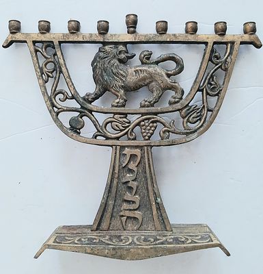 חנוכיה וינטג' עשויה ברונזה. מוטיב אריה. גובה כ 21 ס"מ רוחב כ 23.5 ס"מ. תוצרת ישראל. מצב 