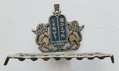 חנוכיה וינטג' עשויה ברונזה. מוטיב אריות. גובה כ 10.5 ס"מ רוחב כ 16.5 ס"מ. תוצרת ישראל. מצב טוב מאד