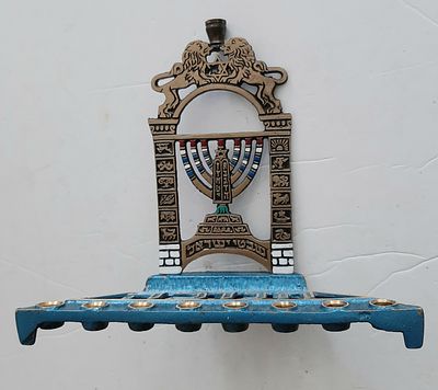 חנוכיה וינטג' עשויה ברונזה. מוטיב המכבים. גובה כ 18 ס"מ רוחב כ 20 ס"מ. תוצרת ישראל. מצב טוב מאד