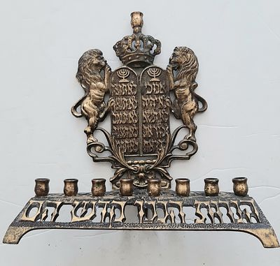 חנוכיה וינטג' עשויה ברונזה. גובה כ 19.5 ס"מ רוחב כ 19 ס"מ. תוצרת ישראל. מצב טוב מאד. תוצרת 