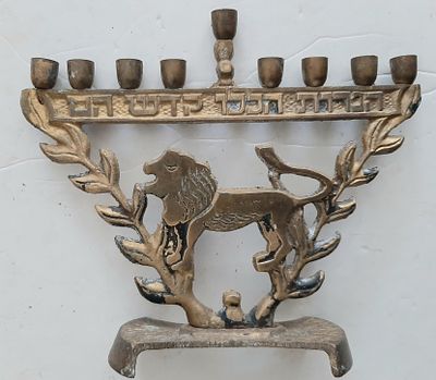 חנוכיה וינטג' עשויה ברונזה. גובה כ 16 ס"מ רוחב כ 18 ס"מ. תוצרת ישראל. מצב טוב מאד