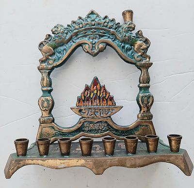 חנוכיה וינטג' עשויה ברונזה. גובה כ 18 ס"מ רוחב כ 19 ס"מ. תוצרת ישראל. מצב טוב מאד