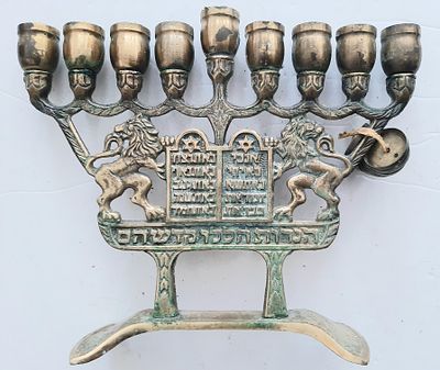 חנוכיה וינטג' עשויה ברונזה. גובה כ 17 ס"מ רוחב כ 21 ס"מ. תוצרת ישראל. חנוכיה עם אפשרות להדלקה 