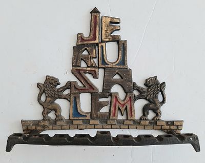 חנוכיה וינטג' עשויה ברונזה. גובה כ 17 ס"מ רוחב כ 20 ס"מ. תוצרת ישראל. מצב טוב מאד