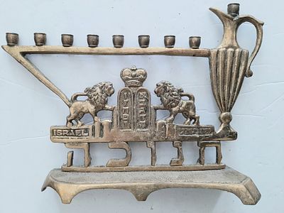 חנוכיה וינטג' עשויה ברונזה. גובה כ 17.5 ס"מ רוחב כ 24.5 ס"מ. תוצרת ישראל. מצב טוב מאד