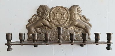 חנוכיה וינטג' עשויה ברונזה. גובה כ 11 ס"מ רוחב כ 24 ס"מ. מצב טוב מאד.