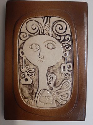 שמואל כץ - קרמיקה עבודה של הצייר שמואל כץ חתום בתבליט. גודל 39&times;27 ס"מ. עומק .