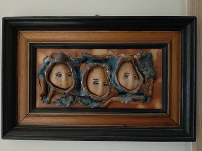 רות פקטור - תבליט קרמיקה. גודל כולל מסגרת 44&times;28 ס"מ , גודל העבודה 15&times;30 ס"מ.