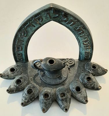 חנוכיה נדירה תוצרת פל בל Pal-Bell תוצרת ישראל. חתומה. גובה 14.5 ס"מ, אורך 21.5 ס"מ.