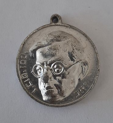 מדליון ישן צד אחד דמותו של זאב ז'בוטינסקי. צד שני מפת ישראל שתי גדות לירדן.