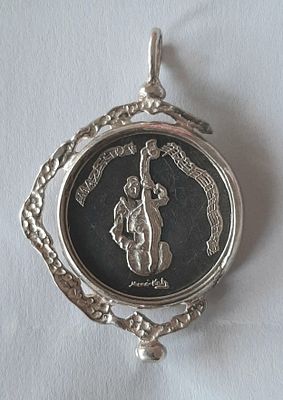 תליון כסף עם מדליה כסף מאנה כץ עם ציור של הצייר - זר של פרחים. גודל 5 ס"מ כולל הלולאה. רוחב 3.3 ס"מ.