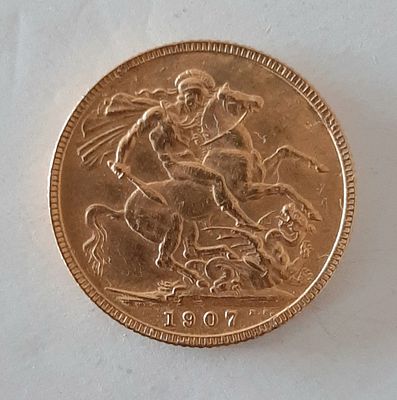 מטבע זהב סוברין אנגלי שנת 1907. משקל 7.98 גרם. קוטר 22 מ"מ. עובי 1.5 מ"מ. 
עמלה על מטבע זה 10% בלבד.