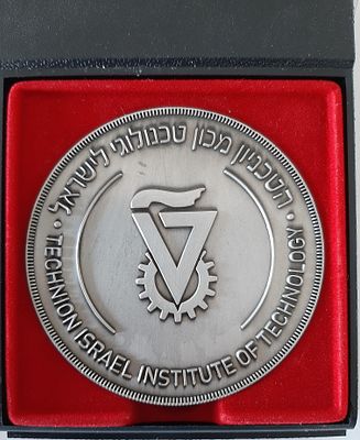 מדליה גדולה באריזה. הטכניון הפקולטה לרפואה על שם רפפורט. קוטר 70 מ"מ.