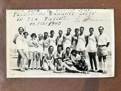 אלבום יחודי עם צילומים מקוריים של קבוצת ספורט מכבי תל אביב מתוארך 1940. תיעוד ממשחק נגד קבוצה 