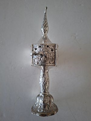 כלי כסף מגדל בשמים כנראה גרמניה מתחילת המאה הקודמת סביבות שנת 1900 , חתום. כסף 800, משקל 106 