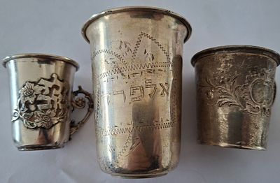 לוט 3 גביעים כסף לקידוש. שניים עם ידיות כסף 925. הגביע הגדול כסף 800. גובה הקטנים 5.2 ס"מ. גובה 