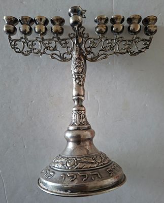 חנוכיה זקופה כסף 800 גובה 21.5 ס"מ רוחב 18.5 ס"מ. משקל 146 גרם.