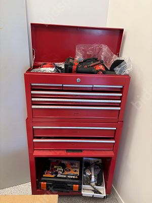 ארון כלים אדום כולל כלים. ההצעות אינן כוללות מע"מ. המע"מ יתווסף למחיר הזכיה