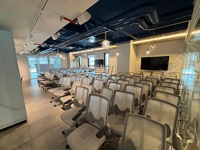 לוט של כיסאות . כיסא משרדי צבע אפור - 114 יחידות 
כיסא חדר אוכל אפור - 29 יחידות 