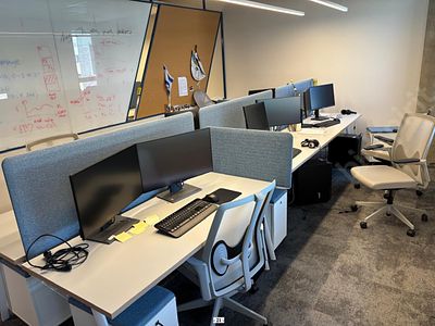 לוט של מסכי מחשב ומדפסת. מסככי מחשב - 118 
מדפסת 
ההצעות אינן כוללות 