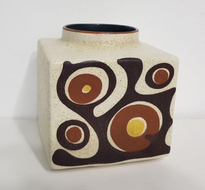 כד תוצרת לפיד סגנון ורד / חתום בתיה 
כד מרשים צורת קוביה / מצב טוב מאוד 
מידה: 17.5 על 15 סמ