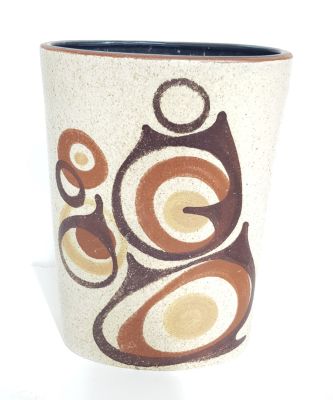 כד תוצרת לפיד סגנון ורד / חתום V.B. 
כד מרשים בצורה אובלית / מצב טוב מאוד 
מידה: 27 על 