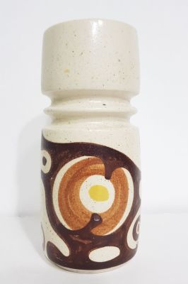 כד תוצרת לפיד סגנון ורד / חתום בתיה 
כד מרשים צורת גליל / מצב טוב מאוד 
מידה: 20 על 8.5 