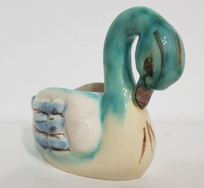 ברבור אלגנטי תוצרת פלקרמיק ישראל / שנות החמישים + מס קניה. 
פיגורה של ברבור היא לא פריט שכיח 