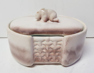 קופסת קרמיקה ישראליאנה תוצרת פחר ישראל . מצב טוב מאוד. 
מידה : 12.5 סמ גובה על 18 על 14