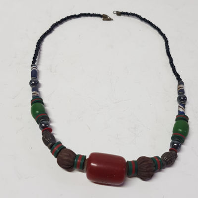 שרשרת מיוחדת . חרוז מרכזי 2.5 על 1.5 סמ גודל השרשרת 50 סמ