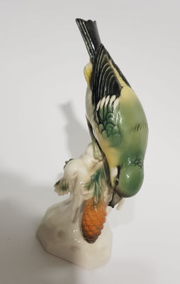 ציפור מפורצלן איכותית וישנה . סדק שערה בגזע האחורי. פריט חתום וממוספר 
מידה: 20 על 13 סמ