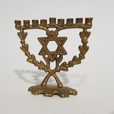 חנוכיה קטנה ומיוחדת עליי זית ומגן דוד במרכז. 
מידה: 9 על 9 סמ