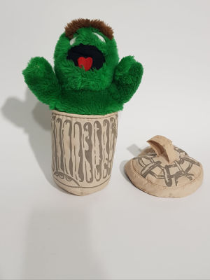 בובת אוסקר בפח הזבל . רחוב סומסום. בובת בד כולל המכסה. מצב טוב 
מידה: 27 על 16.5 סמ