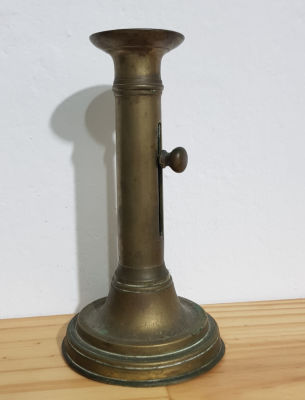 פמוט הבדלה עתיק עשוי ברונזה בסגנון ורשאי, בעל מנגנון להעלאת והורדת הנר. 
גובה: 17.5 סמ 