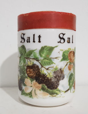 צנצנת מלח מזכוכית חלבית חתומה . והדפס של פטל . כתוב מסביב מלח בכמה שפות. 
המכסה 