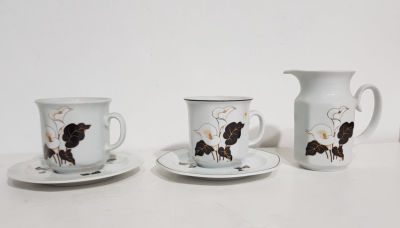 לוט של 2 כוסות ותחתיות + כלי לחלב / תוצרת נעמן פורצלן / סגנון פרחי קלכוס גובה 8 סמ תחתית קוטר 