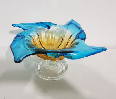 קערת זכוכית מוראנו מרהיבה על רגל. סגנון פרח אקזוטי . צבעים מרהיבים של צהוב כחול לבן שקוף 
מידה: 