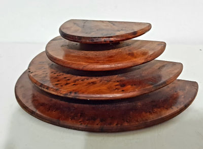 מעמד לתצוגת מיניאטורות או תכשיטים .או אם הופכים על גבו הפריט הופך למעמד למכתבים וכרטיסיות. 